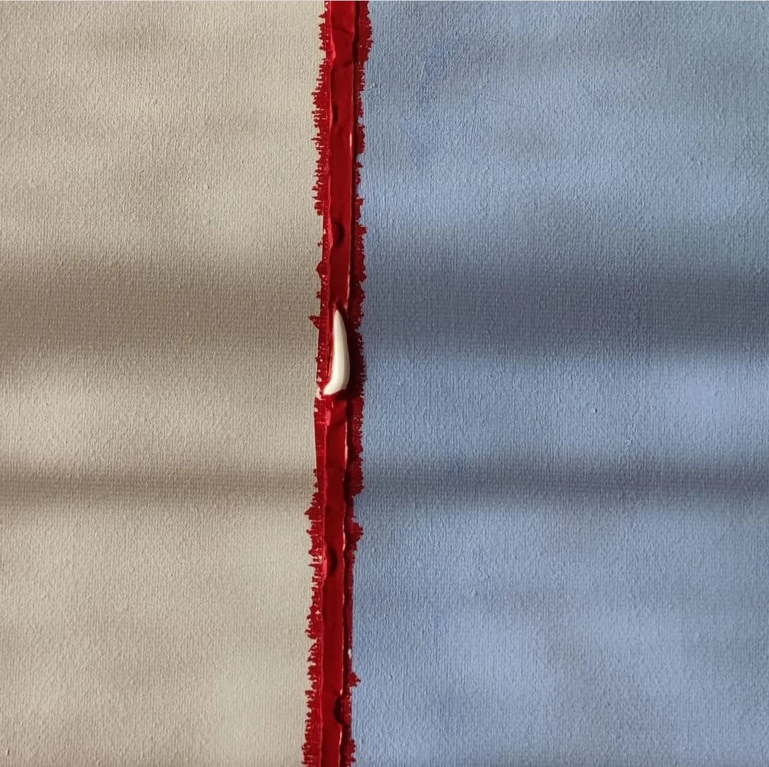 Dipinto astratto: due campi grigi, uno chiaro e uno blu-grigio, separati da una sottile striscia rossa materica.