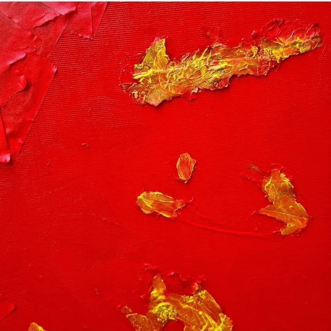 Dipinto astratto: fondo rosso intenso con pennellate materiche dorate.