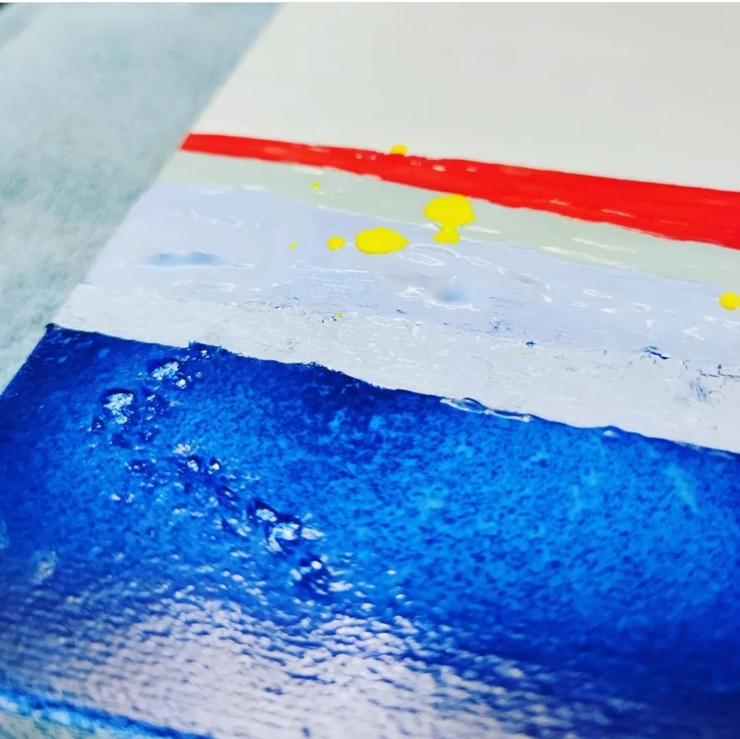 Dipinto astratto: fasce orizzontali di blu, bianco e rosso, con piccoli schizzi di giallo.